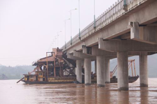 Ship-collided-into-bridge.png